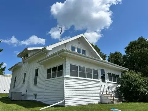 906 Harmon St, Tama, IA 52339