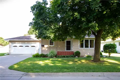 1357 Hazel St, Pella, IA 50219