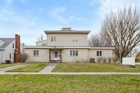 702 E Robinson St, Knoxville, IA 50138