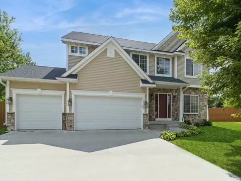 1020 SE Bluegrass Cir, Waukee, IA 50263