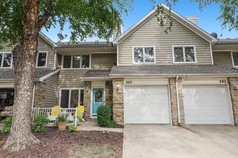811 Burr Oaks Dr #203, West Des Moines, IA 50266