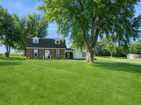 1221 S 20th Ave W, Newton, IA 50208