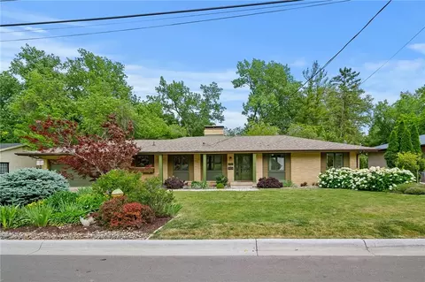 3716 River Oaks Dr, Des Moines, IA 50312