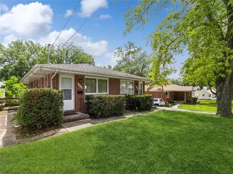 6806 6808 Roseland Dr, Urbandale, IA 50322