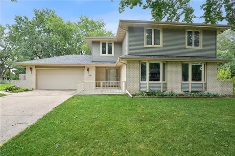 1119 Belle Mar Dr, West Des Moines, IA 50266