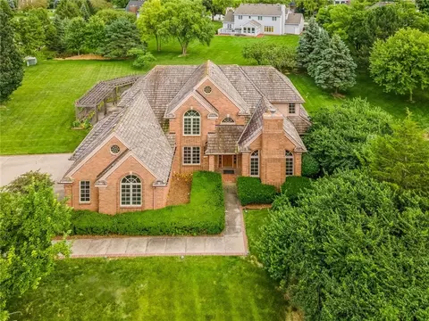 13662 Lakeview Dr, Clive, IA 50325