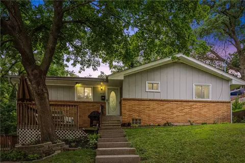 2516 Sherwood Dr, Des Moines, IA 50310