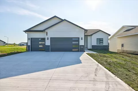 4667 180th St, Urbandale, IA 50323