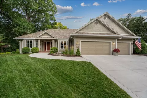 6200 Oakwood Hills Dr, Johnston, IA 50131