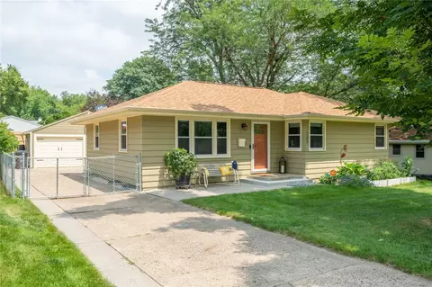 207 Caulder Ave, Des Moines, IA 50315