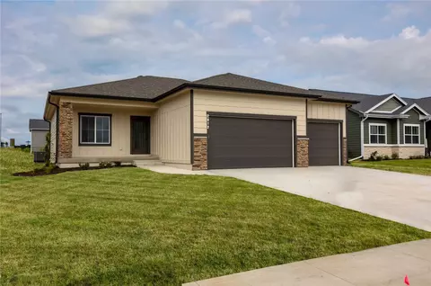 2812 NW Greenwood St, Ankeny, IA 50023