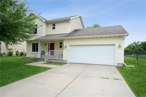 1240 Sunset Dr, Carlisle, IA 50047