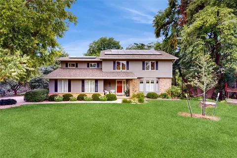 7028 Sheridan Cir, Urbandale, IA 50322