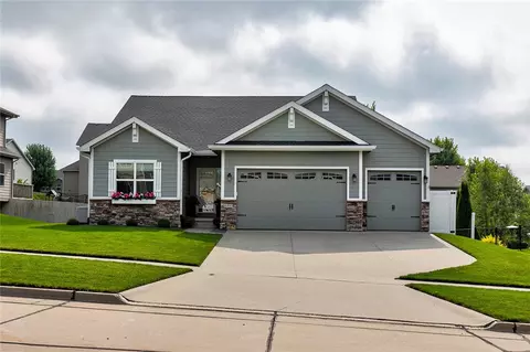 4445 NW 166th St, Clive, IA 50325
