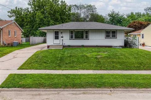 2805 E 38th Ct, Des Moines, IA 50317