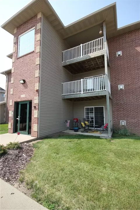 4130 100th St #2, Urbandale, IA 50322