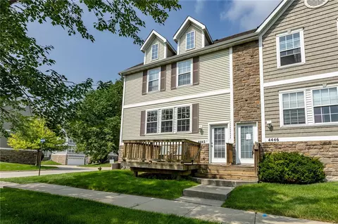 4442 152nd St, Urbandale, IA 50323