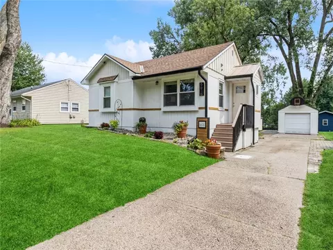 6616 Oliver Smith Dr, Urbandale, IA 50322