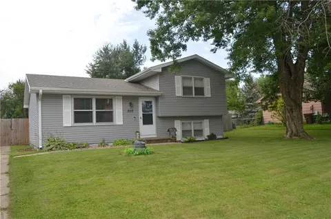 2110 Parkhill Dr, Norwalk, IA 50211