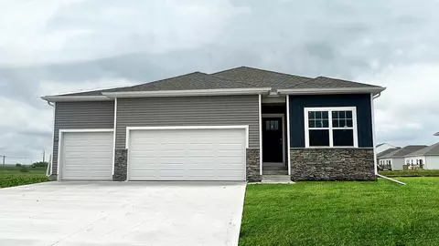 14523 Coyote Dr, Urbandale, IA 50323