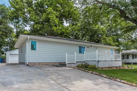 7907 SW 10th St, Des Moines, IA 50315