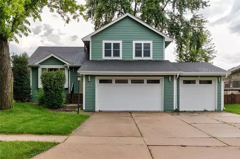 200 NW Maplewood Dr, Grimes, IA 50111