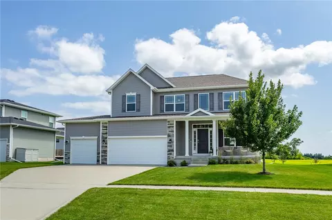 2174 SE Fox Valley Dr, West Des Moines, IA 50265