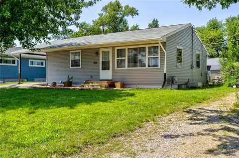 202 Sharon Ave, Marshalltown, IA 50158