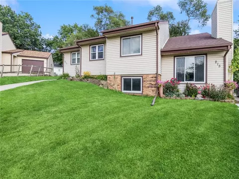 215 E Hughes Cir, Des Moines, IA 50315