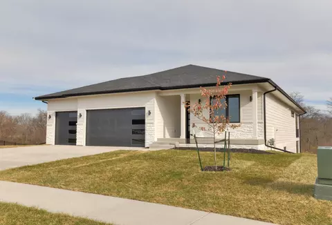 16343 Ironwood Ln, Urbandale, IA 50323