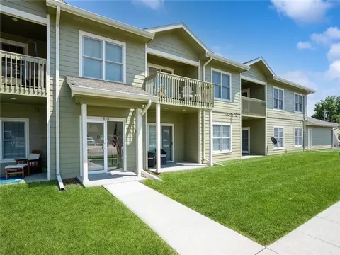 410 N 1st St #202, Indianola, IA 50125