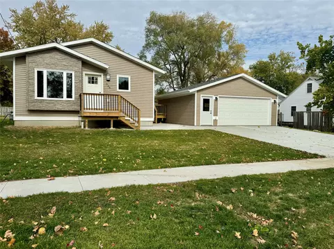 524 S 4th Ave E, Newton, IA 50208
