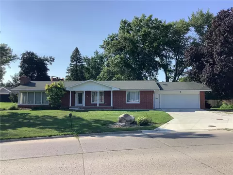 810 S 8th Ave W, Newton, IA 50208