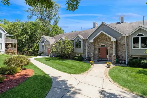 8124 Dellwood Dr, Urbandale, IA 50322