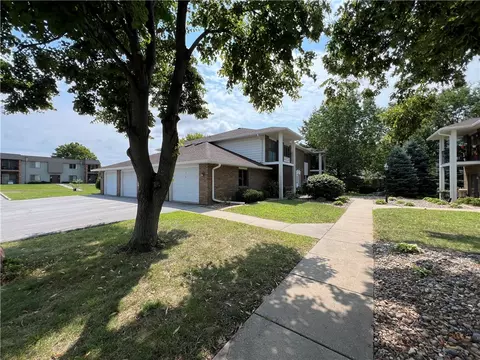 1100 49th St #3, West Des Moines, IA 50266