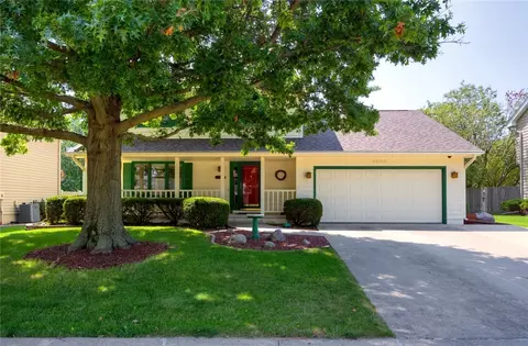 8020 Plum Dr, Urbandale, IA 50322