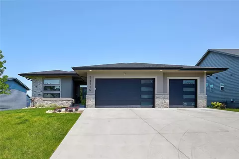 14519 Sutton Dr, Urbandale, IA 50323