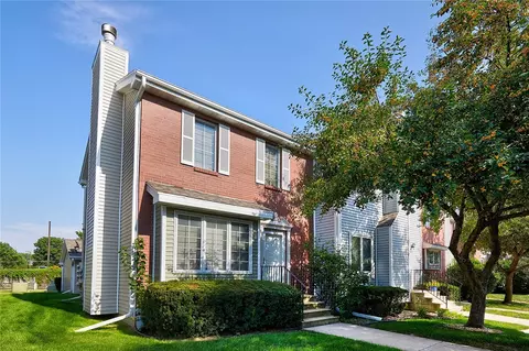 5220 Meredith Dr, Des Moines, IA 50310