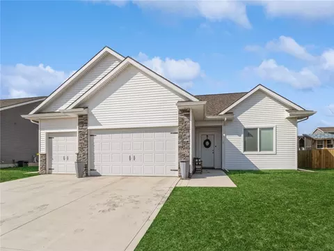 1230 Cedar St, Waukee, IA 50263