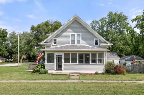 115 4th St NW, Mitchellville, IA 50169