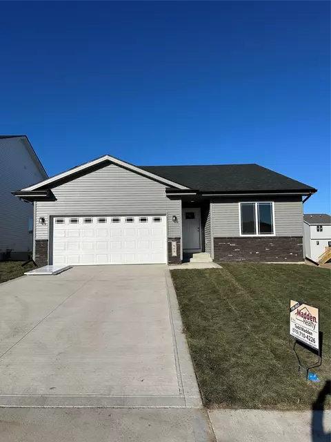 909 Knoll Dr, Norwalk, IA 50211
