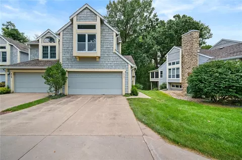 8065 Cobblestone Rd, Urbandale, IA 50322