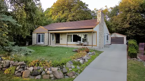3921 River Oaks Dr, Des Moines, IA 50312