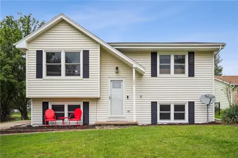 321 Knoll Dr, Norwalk, IA 50211