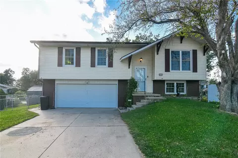 1221 Rolling Meadows Rd, Marshalltown, IA 50158
