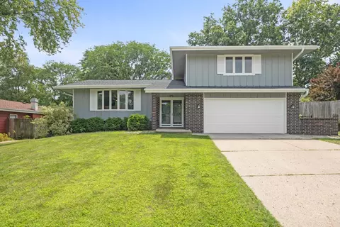 9756 Clark St, Clive, IA 50325