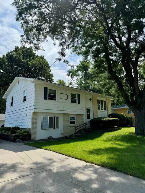 4413 64th St, Urbandale, IA 50322