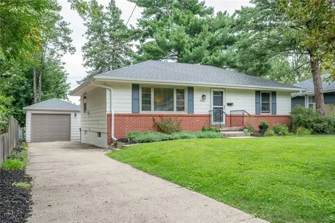 2215 32nd St, Des Moines, IA 50310