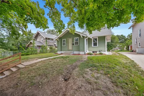 2415 E 12th St, Des Moines, IA 50316