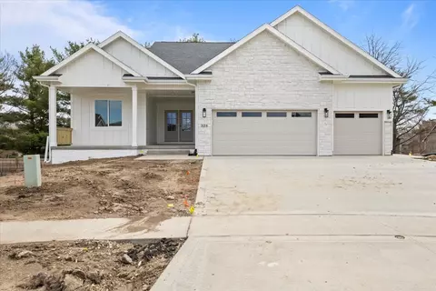 324 Crossroads Ct, Polk City, IA 50226